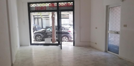Foto Negozio in VIA GRAMSCI, Nuoro di 88 m² con 2 locali in affitto