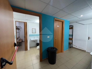 Foto Negozio in via vincenzo molinari, Acri Centro di 200 m² con 3 locali