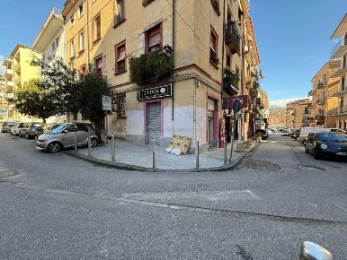 Foto Negozio in Via Molinella, Cosenza Centro di 26 m² con 2 locali