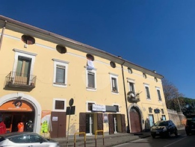 Foto Negozio in via san leonardo, Salerno di 130 m² con 3 locali in vendita