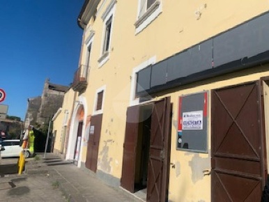 Foto Negozio in via san leonardo, Salerno di 130 m² con 3 locali in vendita
