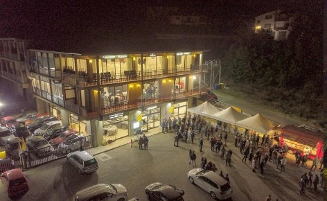 Foto Negozio in Via John Lennon, Acri di 700 m² con 2 locali in vendita