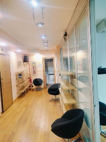 Foto Negozio in Via Tiburtina, Tivoli di 80 m² con 4 locali in vendita
