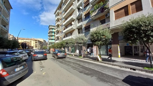 Foto Negozio in Corso Luigi Fera, Cosenza Centro di 48 m² con 1 locali