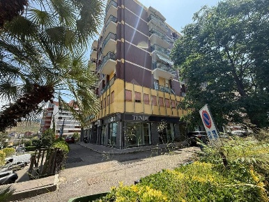 Foto Ufficio in Via Giovanni e Francesca Falcone, Cosenza di 130 m²