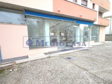 Foto Negozio in via gramsci, Rovigo di 150 m² con 1 locali in affitto