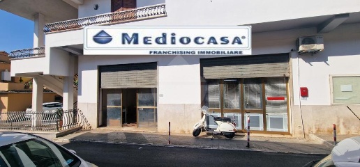 Foto Negozio in Via Castel D' Ariano, Lariano di 50 m² con 2 locali