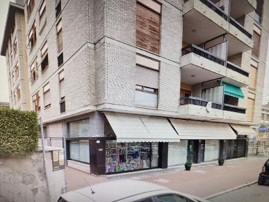 Foto Negozio in VIA VINCENZO CERULLI IRELLI, Teramo di 75 m² con 3 locali