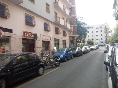 Foto Negozio in via Mario Mari, Cosenza Centro di 35 m² con 1 locali