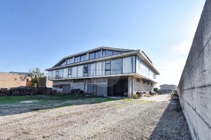 Foto Negozio in Via Per Lanciano, Santa Maria Imbaro di 1800 m² in vendita
