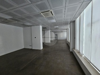 Foto Negozio in Via Guglielmo Marconi, Perugia di 315 m² con 5 locali