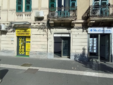 Foto Negozio in Via Tommaso Cannizzaro, Messina di 40 m² con 2 locali