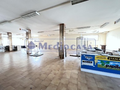 Foto Negozio in Via Savonarola, Rovigo di 311 m² con 1 locali in vendita