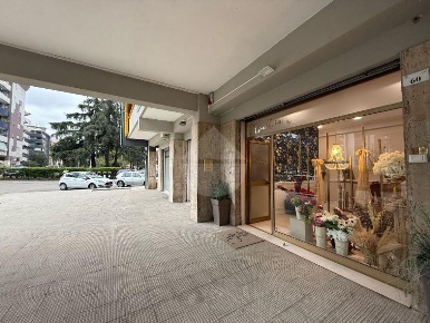 Foto Negozio in via Tevere, Rende Centro di 60 m² con 2 locali in affitto