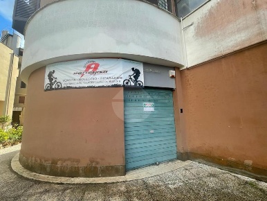 Foto Negozio in Via Orione, Ladispoli di 80 m² con 1 locali in vendita