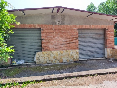 Foto Negozio in VIA MONTE D'ARGENTO, Minturno di 170 m² con 8 locali