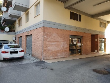 Foto Negozio in Via F. Barnabei, Teramo di 185 m² con 2 locali in vendita