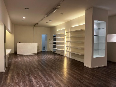 Foto Negozio in via Vivaldi, Bastia Umbra Bastia di 100 m² con 2 locali