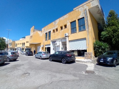 Foto Negozio in Via Pio IX, Castrolibero di 75 m² con 3 locali in vendita