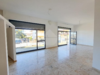 Foto Negozio in via Lago Maggiore, San Giovanni Teatino Sambuceto di 85 m²