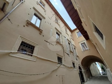Foto Negozio in VIA ARCO RICCI, L'Aquila di 120 m² con 2 locali in vendita