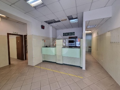 Foto Negozio in Via Pontina Vecchia, Pomezia di 250 m² con 5 locali