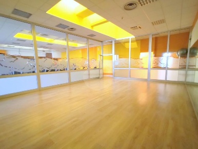 Foto Negozio in Via Martiri della libertÃ, Lusia di 500 m² con 9 locali