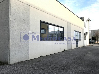 Foto Laboratorio in via Roma, Boara Pisani di 660 m² con 1 locali