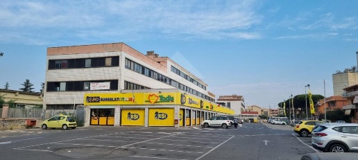 Foto Ufficio in Via dei  castelli romani, Pomezia di 75 m² con 3 locali