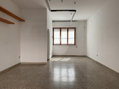 Foto Negozio in Via Isonzo, Lanciano Centro di 37 m² con 1 locali