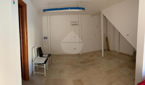 Foto Negozio in Ilaria Alpi, Pescara di 93 m² con 3 locali in affitto