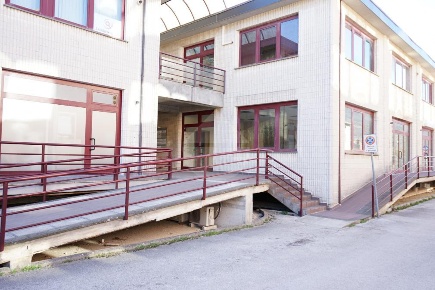 Foto Negozio in Via Michelangelo, Gubbio Centro di 140 m² con 4 locali