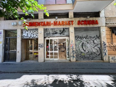 Foto Negozio in via del PIgneto, Roma di 230 m² con 1 locali in affitto