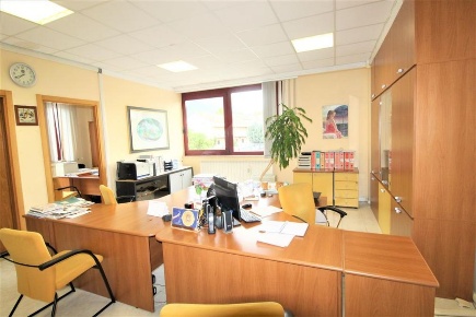 Foto Ufficio in Via Leonardo da Vinci, Gubbio Centro di 81 m² con 4 locali