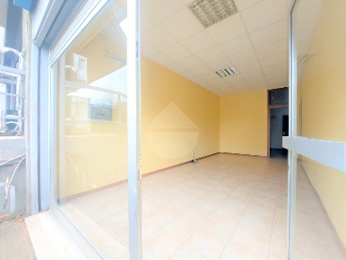 Foto Negozio in via g. di vittorio, Corciano di 102 m² con 4 locali