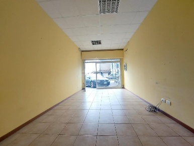 Foto Negozio in via g. di vittorio, Corciano di 102 m² con 4 locali