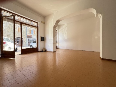 Foto Negozio in Via Curtatone, Corciano di 75 m² con 1 locali in affitto