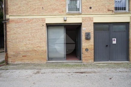 Foto Negozio in Via Jacopone, Gubbio Centro di 35 m² con 1 locali