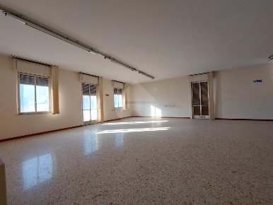 Foto Negozio in via della valtiera, Perugia di 400 m² con 3 locali