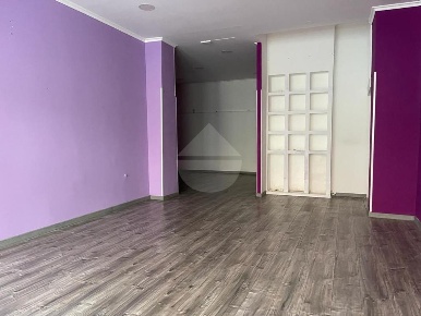 Foto Negozio in Via Roma, Pomezia di 57 m² con 2 locali in vendita