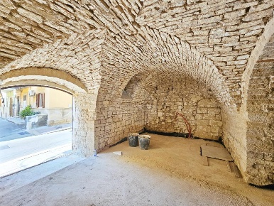 Foto Negozio in Via Napoleone, Palo del Colle di 100 m² con 3 locali