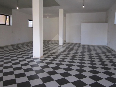 Foto Negozio in VIA ROMANO RUIU, Nuoro di 140 m² con 2 locali in affitto