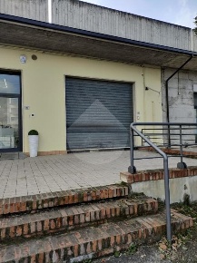 Foto Negozio in via Salara, Castellalto di 242 m² con 3 locali in vendita
