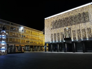 Foto Negozio in Piazza dei Bruzi, Cosenza di 180 m² con 3 locali in vendita