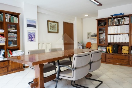 Foto Ufficio in Via Beniamino Ubaldi, Gubbio Centro di 50 m² con 1 locali