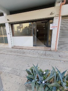 Foto Negozio in Via Martiri della LibertÃ, Nuoro Centro di 60 m² in vendita