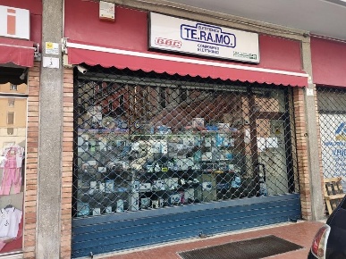 Foto Negozio in Piazza Martiri Pennesi, Teramo di 60 m² con 1 locali