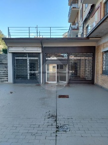 Foto Negozio in via gramsci, Corciano di 139 m² in vendita