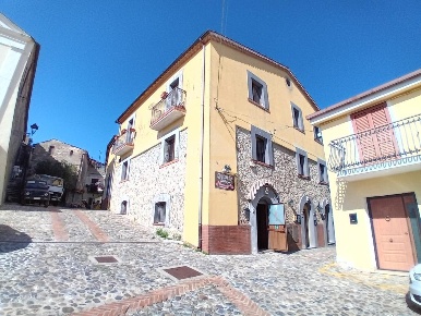 Foto Negozio in Piazza San Nicola, Rovito Centro di 70 m² con 2 locali