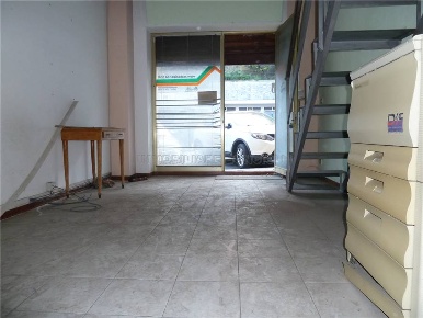 Foto Negozio in Via Agosti 228, Sanremo Borgo di 45 m² con 3 locali